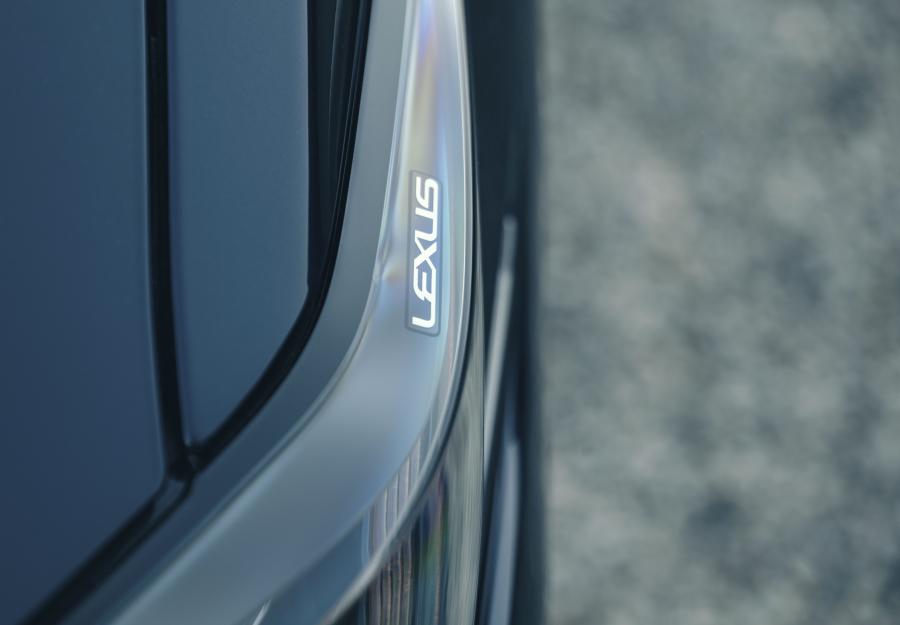 Детали экстерьера Lexus ES300h with Digital Door Monitors 2020 года  (UK) (фото 26 из 40)